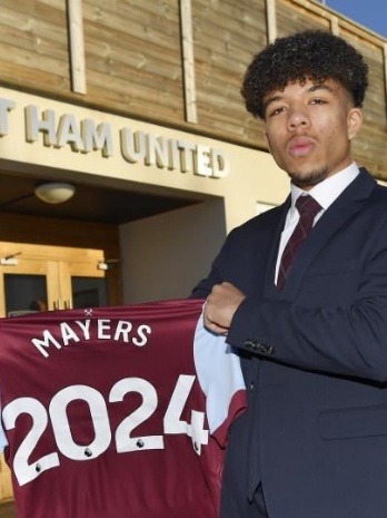 Ex-Aldersbrook pupil, Ezra Mayers, signs first professional contract for West Ham United!