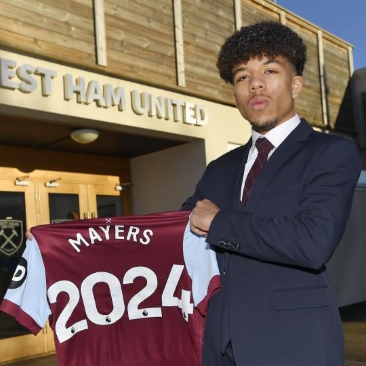 Aldersbrook Primary School - Ex-Aldersbrook pupil, Ezra Mayers, signs ...